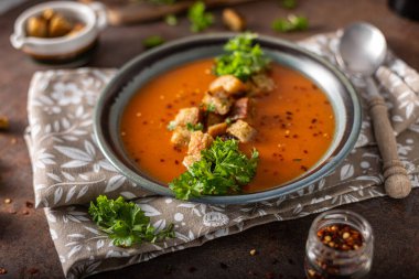 Gulaş çorbası, çıtır ekmek, sarımsaklı otlar.