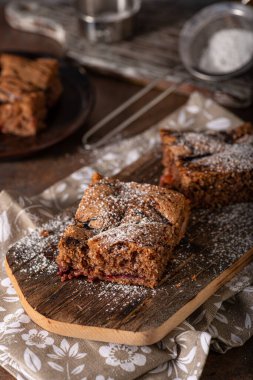 Biyolojik meyveli erik reçelli lezzetli tatlı.