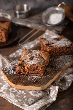 Biyolojik meyveli erik reçelli lezzetli tatlı.