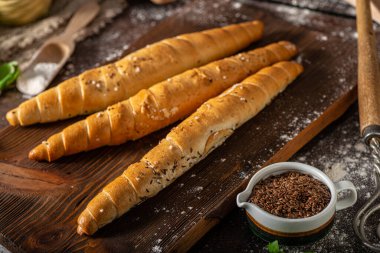 Tohumlu, sarımsaklı ve fesleğenli ev yapımı rulo