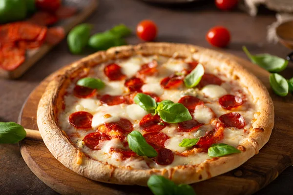 Pizza Deliciosa Com Salame Quente Parmesão Manjericão Fresco — Fotografia de Stock