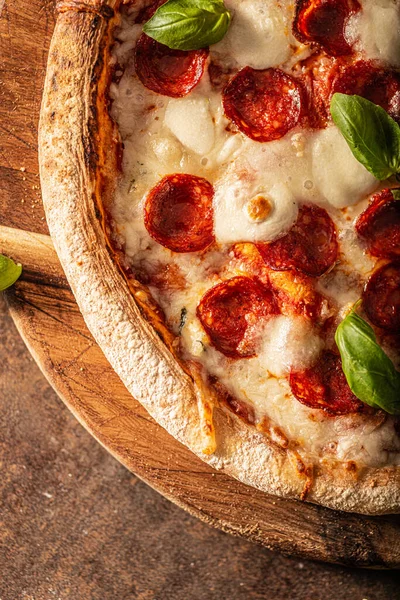 Heerlijke Pizza Met Warme Salami Parmezaanse Kaas Verse Basilicum — Stockfoto