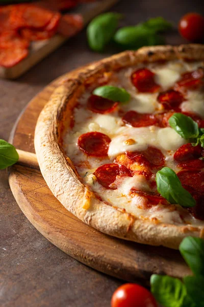 Pizza Deliciosa Com Salame Quente Parmesão Manjericão Fresco — Fotografia de Stock
