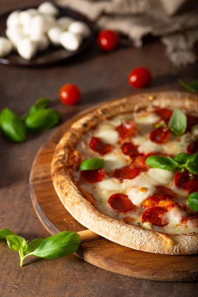 Sıcak salamlı, parmesanlı ve taze fesleğenli lezzetli pizza.