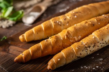 Tohumlu, sarımsaklı ve fesleğenli ev yapımı rulo