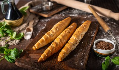 Tohumlu, sarımsaklı ve fesleğenli ev yapımı rulo