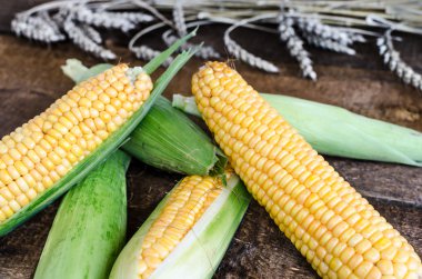 ahşap masa üzerinde ham Mısır