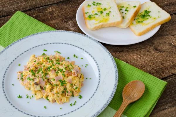 Roerei met bieslook en spek, toast met kruiden — Stockfoto