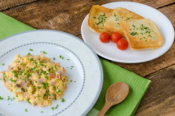 Roerei met bieslook en spek, toast met kruiden — Stockfoto