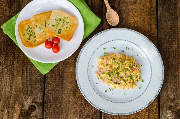 Huevos revueltos con cebollino y tocino, tostadas con hierbas —  Fotos de Stock