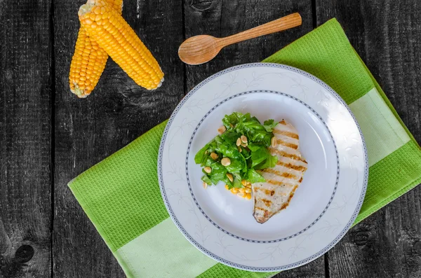 Chicken steak with garlic and lemon, salad — Stock Photo, Image