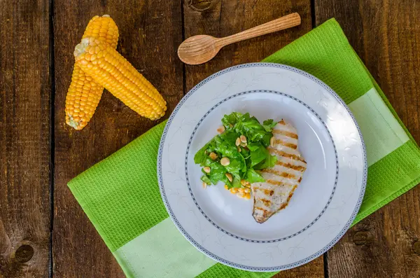 Chicken steak with garlic and lemon, salad — Stock Photo, Image