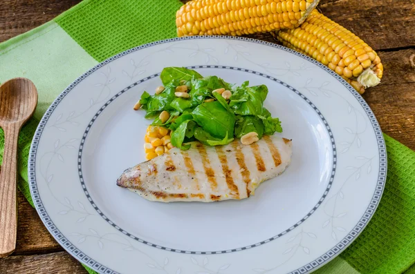 Chicken steak with garlic and lemon, salad — Stock Photo, Image