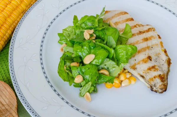 Kip biefstuk met knoflook en citroen, salade — Stockfoto