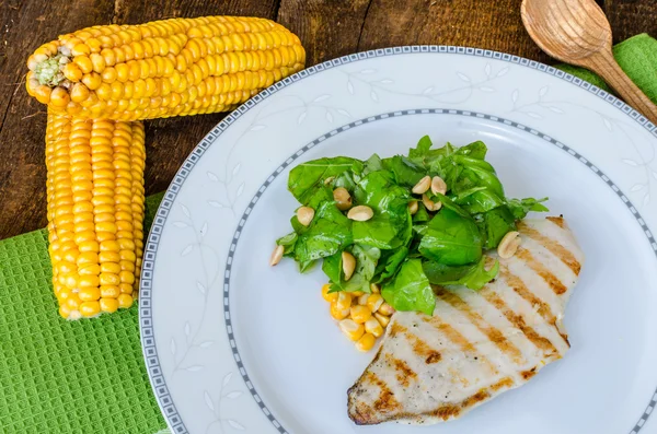 Chicken steak with garlic and lemon, salad — Stock Photo, Image