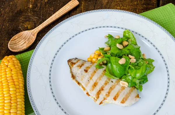 Chicken steak with garlic and lemon, salad — Stock Photo, Image