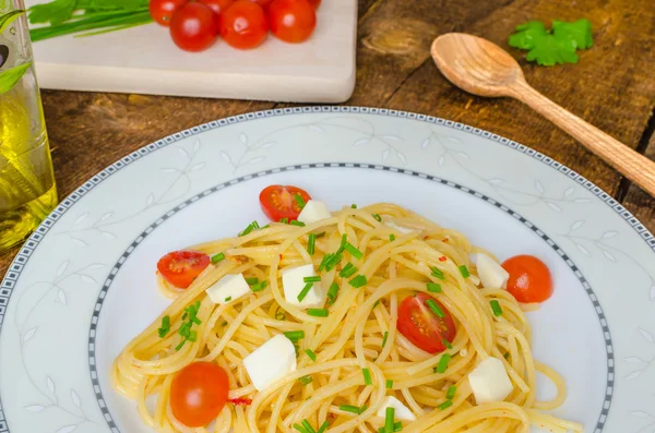 Spaghetti con pomodorini e mozzarella — Foto Stock