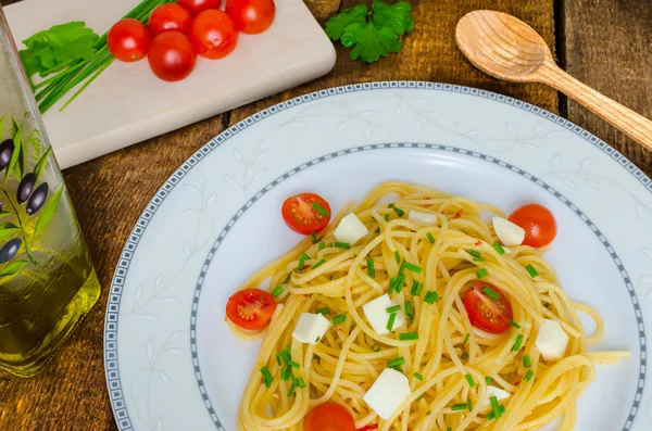 Spaghetti con pomodorini e mozzarella — Foto Stock