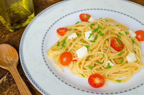 Espaguete com tomate cereja e mussarela — Fotografia de Stock