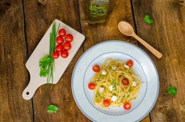 Spagetti domates ve mozzarella ile — Stok fotoğraf