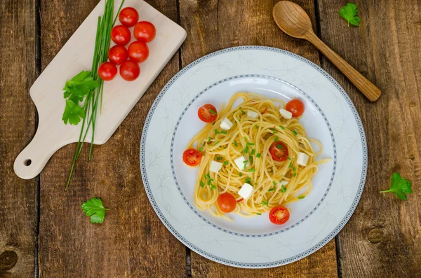 Spaghetti mit Kirschtomaten und Mozzarella — Stockfoto