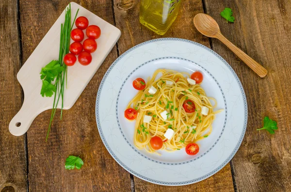 Spaghetti with cherry tomatoes and mozzarella — Stock Photo, Image