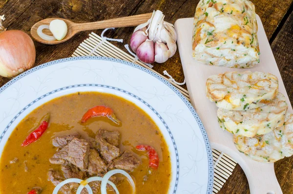 Nötkött gulasch med hemlagade dumplings — Stockfoto