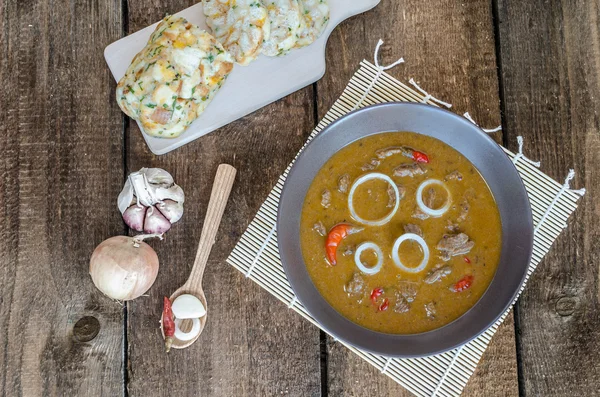 Rundvlees goulash met knoedels zelfgemaakte — Stockfoto