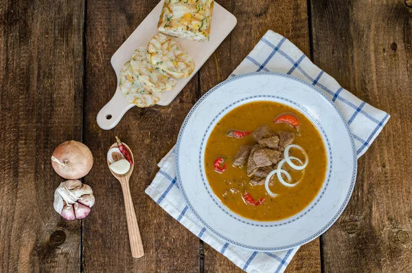 Rundvlees goulash met knoedels zelfgemaakte — Stockfoto