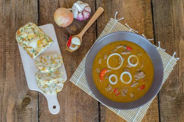 Goulache de boeuf aux boulettes maison — Photo