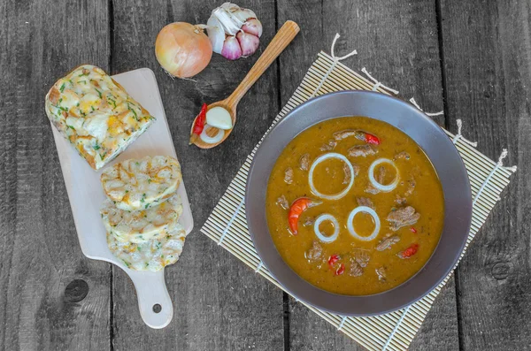 Nötkött gulasch med hemlagade dumplings — Stockfoto