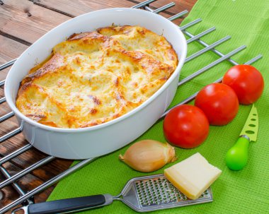 Lazanya bolognese bir pişirme çanağı içinde