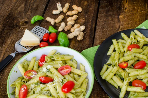 Fresh italien pasta with basil — Stock Photo, Image