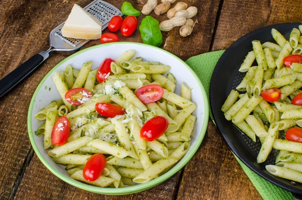 Fresh italien pasta with basil — Stock Photo, Image