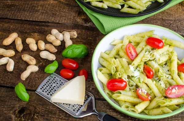 Fresh italien pasta with basil — Stock Photo, Image