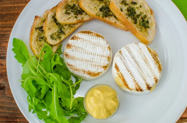 Baget ile ızgara peyniri — Stok fotoğraf