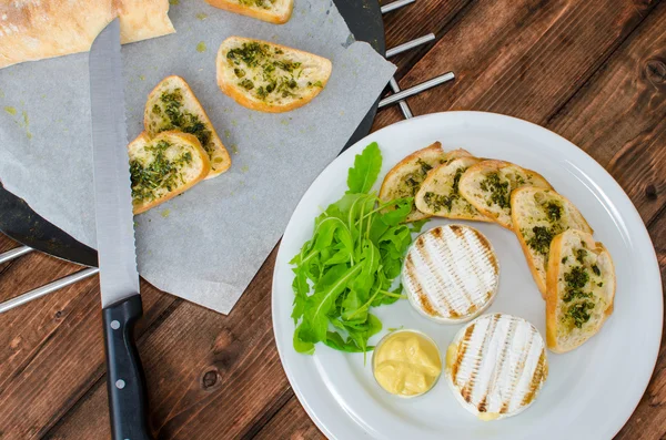 Camembert a la parrilla con baguette — Foto de Stock