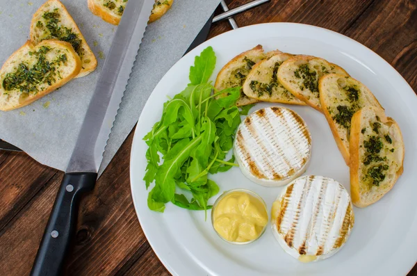 Camembert a la parrilla con baguette —  Fotos de Stock