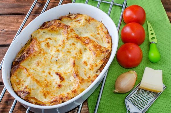 Lasaña boloñesa en una fuente para hornear —  Fotos de Stock