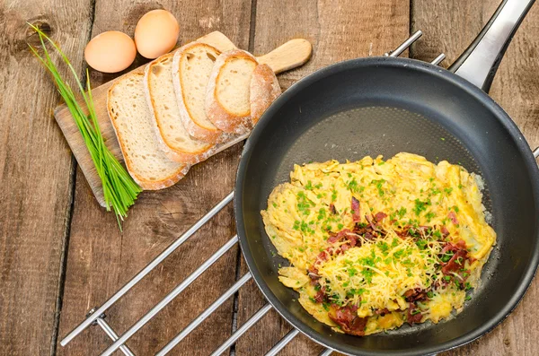 Omelet met spek en kaas — Stockfoto