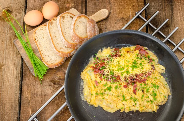 Omlet z bekonem i serem — Zdjęcie stockowe