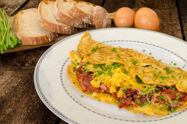 Omelett med bacon och ost — Stockfoto