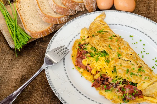 Omelet met spek en kaas — Stockfoto