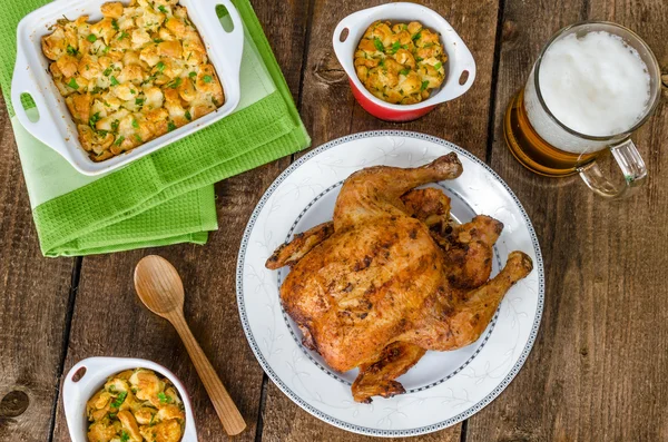 Pollo a la parrilla relleno con cerveza checa — Foto de Stock