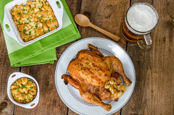 Frango grelhado recheado com cerveja checa — Fotografia de Stock