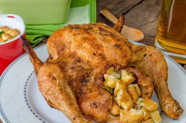 Pollo alla griglia farcito con birra ceca — Foto Stock