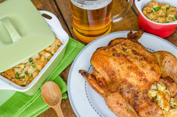 Frango grelhado recheado com cerveja checa — Fotografia de Stock