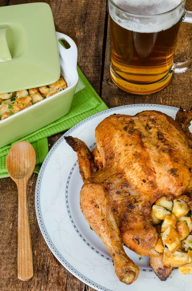 Pollo a la parrilla relleno con cerveza checa — Foto de Stock