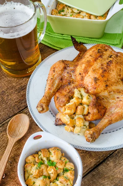 Ayam panggang diisi dengan bir czech — Stok Foto