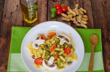 fesleğen pesto, fındık ve mantarlı makarna